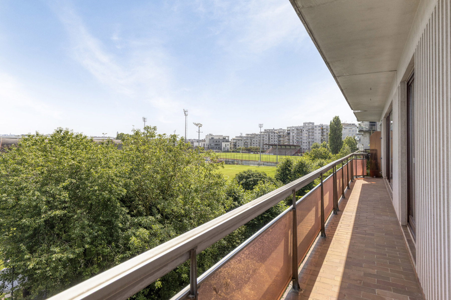Ruim appartement met 2 slaapkamers, terras en kelder - foto 5