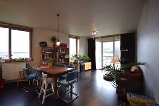 This energy-efficient apartment is part of the sustainable construction project Den Draad in Gentbrugge. The building is clad in Russian pine wood and equipped with a communal solar boiler (separate energy meter per apartment).<br /><br />The apartment itself consists of a living room with an installed open kitchen (dishwasher, extractor hood, refrigerator, oven, hob), 1 large bedroom, 1 children's/baby room/office, bathroom with shower, bathtub, and double sink, storage room with connection for washing machine, and a separate toilet. In addition, there is a covered terrace with a beautiful view of the park.<br /><br />The apartment is fully equipped with lighting.<br /><br />There is a parking space in the underground parking garage, a separate cellar, and a bicycle storage room. This parking space is included in the rent.<br /><br />Location: The highways E40, E17, and the ring road R4 are easily accessible. The center of Ghent is within cycling distance via Keizerspark.<br /><br />For the general costs of the building, you pay a €125 flat rate. For heating, you pay a €25 provision.<br /><br />Available from 01/02/2025.<br /><br />EPC: 63 kWh/(m²year) - label A