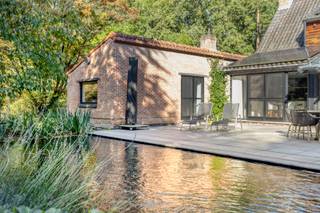 <p><strong><span>Ruime gerenoveerde villa met biologisch zwembad op een groen perceel van circa 4.559 m²</span></strong></p>
<p><span>Aan de Koekoekdreef 2 in Kapellen bevindt zich deze prachtige vrijstaande villa, gelegen in een rustige, residentiële omgeving. De woning werd in 2019 grondig gerenoveerd en combineert royale leefruimtes, hedendaags comfort en volop privacy op een uitzonderlijk groen perceel.</span></p>
<p><strong><span>Licht en ruimte op het gelijkvloers</span></strong></p>
<p><span>Via de inkomhal met trappartij en vide betreed je de woning. Hier bevindt zich ook een afzonderlijk gastentoilet.</span></p>
<p><span>De ruime leefruimte bestaat uit een gezellige zithoek met open haard, een hoger gelegen televisiehoek en een aangename eethoek. De luxueuze open leefkeuken is uitgerust met hedendaagse inbouwapparatuur en sluit mooi aan op de eetruimte.</span></p>
<p><span>Dankzij de grote raampartijen aan de zuidzijde genieten de leefruimtes van veel natuurlijk licht en een prachtig uitzicht op de tuin. Tussen de keuken en eetplaats bevindt zich een veranda die binnen en buiten met elkaar verbindt.</span></p>
<p><span>Aansluitend aan de keuken ligt een praktische berging met ingebouwde kasten en aansluitingen voor wasmachine en droogkast.</span></p>
<p><strong><span>Vier slaapkamers en twee badkamers</span></strong></p>
<p><span>Op de eerste verdieping bevinden zich vier slaapkamers. De master bedroom beschikt over een aansluitende badkamer met ligbad, douche en dubbele wastafel.</span></p>
<p><span>Daarnaast zijn er drie extra slaapkamers, een tweede badkamer met douche en een afzonderlijk toilet.</span></p>
<p><span>Via een vlizotrap bereik je de ruime bergzolder, ideaal voor extra opslagruimte.</span></p>
<p><strong><span>Ideaal voor werken aan huis</span></strong></p>
<p><span>Op het gelijkvloers bevindt zich een afzonderlijke, ruime bureel- of hobbyruimte met eigen toilet. Ideaal voor thuiswerkers of wie behoefte heeft aan een rustige werkplek.</span></p>
<p><span>De woning beschikt bovendien over verschillende kelderruimtes, waaronder een wijnkelder, technische ruimte en kruipkelder.</span></p>
<p><strong><span>Een groene oase met biologisch zwembad</span></strong></p>
<p><span>De prachtig aangelegde, zuidwestgerichte tuin vormt een absolute troef van deze eigendom. Volwassen bomen, groene borders en ruime terrassen zorgen voor een aangename buitenomgeving met veel privacy.</span></p>
<p><span>Het biologische zwembad wordt verwarmd met een warmtepomp en biedt een heerlijke plek om te ontspannen.</span></p>
<p><span>Het perceel is volledig omheind en voorzien van buitenverlichting en een automatische toegangspoort. Daarnaast is er een carport met plaats voor twee wagens.</span></p>
<p><strong><span>Hedendaags comfort</span></strong></p>
<p><span>Bij de renovatie werd veel aandacht besteed aan comfort en technische voorzieningen. De woning beschikt onder andere over:</span></p>
<ul>
<li>
<p><span>Vloerverwarming op het gelijkvloers en radiatoren op de verdieping</span></p>
</li>
<li>
<p><span>Airconditioning met vier units</span></p>
</li>
<li>
<p><span>Domotica en een alarmsysteem met raamcontacten</span></p>
</li>
<li>
<p><span>24 zonnepanelen</span></p>
</li>
<li>
<p><span>Houten buitenschrijnwerk met dubbele beglazing</span></p>
</li>
</ul>
<p><strong><span>Rustig gelegen</span></strong></p>
<p><span>De Koekoekdreef bevindt zich in een groene woonomgeving in Kapellen, nabij het centrum van Heide-Kalmthout. Hier geniet je van rust en privacy, terwijl winkels en dagelijkse voorzieningen binnen bereik blijven.</span></p>
<p><span>Een bijzondere villa voor wie royaal wil wonen, omringd door natuur, met alle ruimte voor het gezin en de mogelijkheid om wonen en werken te combineren.</span></p>
<p><strong>BEZOEKMOMENT zondag 25 oktober tussen 13u en 15u (enkel op afspraak).</strong></p>
<p><strong>Graag een bezoek inplannen of meer informatie, surf naar www.koekoekdreef2.be!</strong></p>