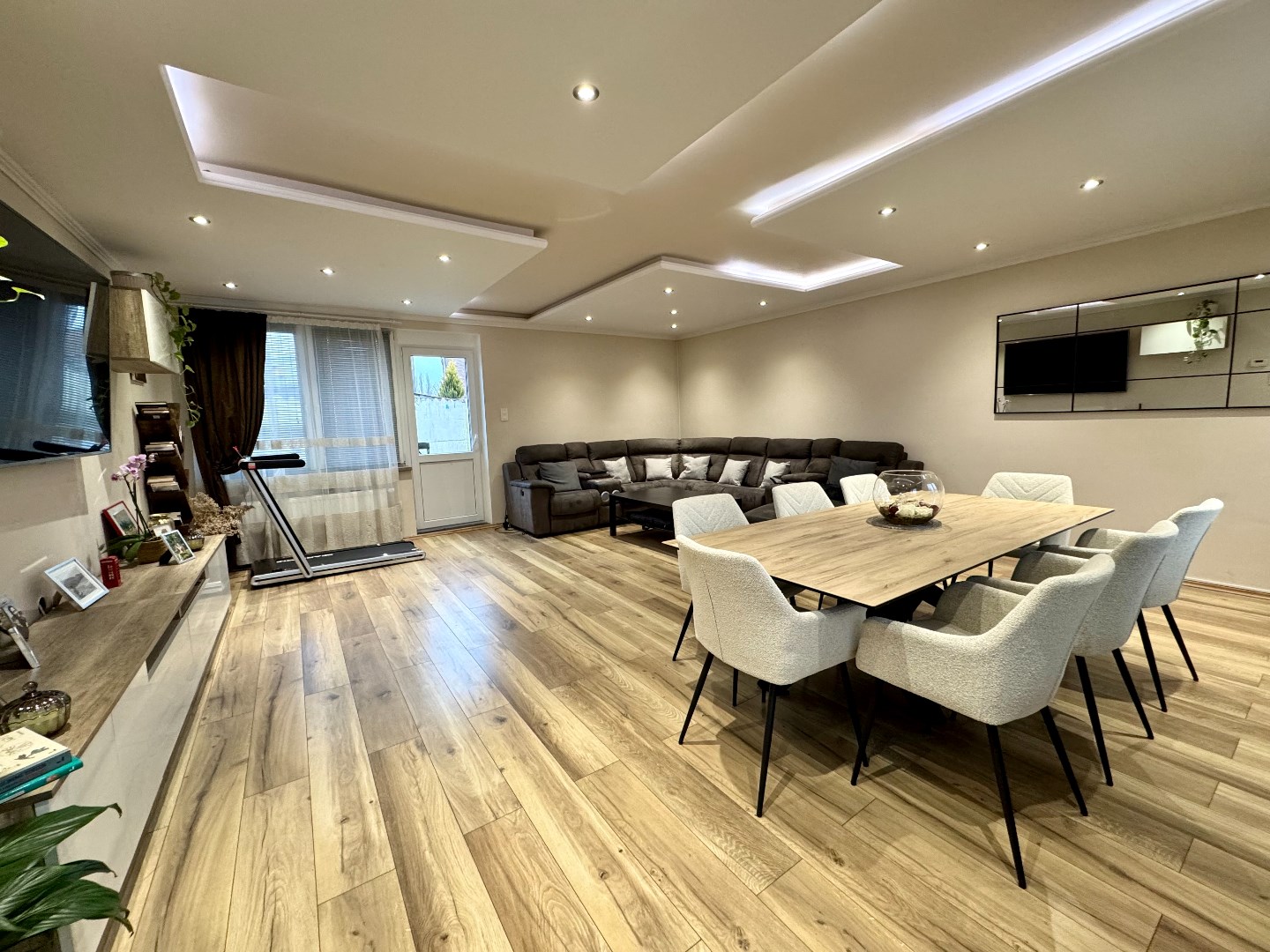 GERENOVEERDE HALFOPEN WONING MET 4 SLPKS EN RUIM TERRAS - foto 5