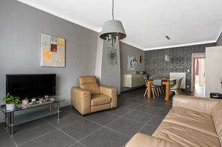 Dit verzorgde gelijkvloerse appartement is gelegen aan de Generaal Slingeneyerlaan, op een uitstekende locatie. U geniet hier van een rustige woonomgeving met winkels, openbaar vervoer, belangrijke invalswegen en de hondenweide met speeltuin op wandelafstand. Daarnaast beschikt het appartement over een privatieve voortuin, die zorgt voor extra buitenruimte en een aangename groene uitstraling.<br /><br />Via de centrale inkomhal betreedt u het appartement. De lichtrijke leefruimte vormt het hart van de woning en biedt een aangename woonbeleving. Aansluitend bevindt zich de aparte, volledig uitgeruste keuken met gasvuur, dampkap, dubbele spoelbak, koelkast met vriesvak, oven, vaatwasser en aansluiting voor een wasmachine.<br /><br />Vanuit de keuken heeft u rechtstreeks toegang tot de gezellige, west-georiënteerde tuin, waar u optimaal kunt genieten van de middag- en avondzon.<br /><br />Verder beschikt het appartement over twee slaapkamers van respectievelijk 15 m² en 6 m². De tweede kamer is eveneens ideaal in te richten als bureau, hobbyruimte, dressing of logeerkamer. De badkamer is uitgerust met een douche, toilet, handdoekradiator en een lavabo met spiegelkast.<br /><br />Verder heeft het appartement ook 2 kelderbergingen.<br /><br />Troeven<br />+ Alles op gelijkvloers<br />+ Gezellige west-georiënteerde tuin<br />+ Instapklaar<br />+ Dak geïsoleerd in 2020<br />+ Elektrische installatie conform AREI<br />+ Rustige, maar centrale ligging<br />+ 2 privatieve kelder<br />+ Openbaar vervoer, winkels en invalswegen vlakbij<br /><br />Heeft u interesse in dit appartement? Neem dan contact op met VB vastgoed op het nummer 03 337 50 70 of via info@vbvastgoed.be