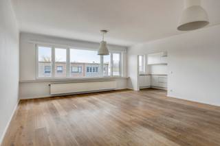 Dit instapklaar appartement bevindt zich in een rustige en gegeerde woonomgeving in Wilrijk.<br /><br />We betreden het appartement via een ruime inkomhal die toegang geeft tot de verschillende leefruimtes. Vooraan bevindt zich de lichtrijke woon- en leefruimte op parketvloer, waar grote raampartijen zorgen voor een aangename natuurlijke lichtinval. Aansluitend vinden we de open, moderne keuken, volledig uitgerust met een keramische kookplaat, oven, koelkast, vriezer en vaatwasser.<br /><br />Het slaapgedeelte is rustig achteraan gelegen en omvat maar liefst drie slaapkamers (14 m², 10 m² en 8 m²). Twee van de slaapkamers geven rechtstreeks toegang tot het achterliggende terras. De badkamer is uitgerust met een dubbele wastafel en een douche in bad. Daarnaast is er een privatief gastentoilet aanwezig.<br /><br />Verder beschikt het appartement over een gunstig EPC en bijzonder lage maandelijkse kosten.<br />Mogelijkheid tot aankoop van een gesloten garagebox aan €26.000.