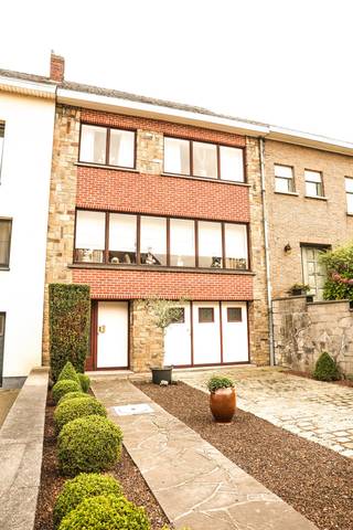 NOSTALGISCHE BEL-ETAGE MET PRACHTIGE ZUIDOOSTELIJK GELEGEN TUIN. Aan de rustige stadsrand van Geraardsbergen vind je in de deelgemeente Overboelare deze oerdegelijke gezinswoning van bouwjaar 1970. Gezien de ouderdom heeft deze woning wat verzorging nodig maar je krijgt er overvolle liefde van terug. De woning is een type bel-étage wat betekent dat de leefruimte zich op de eerste verdieping bevindt en zo geniet van een prachtig zich. Op het gelijkvloers vind je de ruime garage, brede inkomhal, stookruimte en extra berging. Via een achterdeurtje kom je in een paradijselijke tuin bestaande uit verscheidene componenten : maar liefst 140m lang (vanaf de straat). Eerste verdieping met brede en lichtrijke leefruimte alsook een geïntegreerde keuken. Tweede verdieping met badkamer (reeds opgefrist met douche) en dan 3 zeer ruime slaapkamers. Overal betongewelven zodat je in elke ruimte een stevig en geruststellend gevoel hebt. Centrale verwarming via stookolieketel. De constructie werd destijds met veel zorg en oog voor kwaliteit opgebouwd. Bewijs daarvan is  het nog zeer redelijke EPC niveau D. Wil je nog uitbreiden dan is de gigantische zolder iets voor jou. Aandachtspunten bij renovatie zijn : asbestdak, enkel glas, elektriciteit maar de nostalgische elementen en structuur kunnen de liefhebbers zeker behouden. Vraag snel een bezoek in dit populair vastgoed door tel naar het team van vastgoedmakelaar Cedric, die u alle info bij een plaatsbezoek geeft : tel 054 41 25 00 CASAVISTA