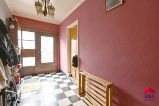 <p>Aan de rand van het centrum van Eeklo vind je deze karaktervolle woning met <strong>drie slaapkamers</strong> (mog. 5) en een gezellige koer. (Deze is bereikbaar door een poortje naast de woning, ideaal voor doorgang met de fiets of vuilnis.) <br />Wie graag zijn eigen stempel drukt op een thuis, ziet hier meteen het potentieel. De woning heeft wat aandacht nodig, maar vormt de ideale basis om een warme en stijlvolle plek van te maken. Dankzij de centrale ligging woon je op wandelafstand van het park, scholen, winkels, openbaar vervoer én het station—alles binnen handbereik terwijl je toch rustig woont. Een fijne kans voor wie op zoek is naar een betaalbare woning met mogelijkheden in een aangename buurt.</p>

<p><strong>Troeven:</strong></p>

<ul><li>3 volwaardige slaapkamers (mog.5)</li><li>Gezellige koer</li><li>Centrum Eeklo op wandelafstand</li><li>Nabij park, scholen, winkels, bus en trein</li><li>Veel potentieel voor wie graag zijn eigen woonideeën uitwerkt</li><li>Poortje, fietsendoorgan aanwezig naast de woning voor vlotte bereikbaarheid naar de koer. </li></ul>
<u><em><strong>Era Thuis zorgt voor uw huis! </strong></em></u>