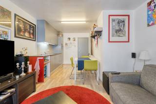 Vous recherchez une propriété prête à emménager sur la côte ? Cet appartement bien entretenu situé dans un immeuble récent datant de 2007 offre l'équilibre parfait entre un emplacement central et un confort de vie moderne. Situé à deux pas du marché animé de Blankenberge, vous bénéficierez d'une excellente accessibilité en voiture et en transports en commun.<br /><br />L'aménagement de cet appartement est le suivant :<br /><br />- Hall d'entrée avec toilettes pour rangement<br />- Espace de vie lumineux<br />- Cuisine ouverte et installée<br />- Chambre complète<br />- Salle de bain équipée de tout le confort nécessaire<br />- Rangement privé pratique au sous-sol<br />- Abri à vélos commun avec crochet à vélo privé<br /><br />Lorsque vous décidez d'acheter cette propriété, vous optez pour un investissement sans soucis ou pour une belle résidence secondaire. L'emplacement central de Blankenberge permet de rejoindre à pied les boutiques, les restaurants et la plage. De plus, la vente de cet appartement est soumise à un régime de location favorable, ce qui permet un prix d'entrée intéressant.<br /><br />Grâce à sa date de construction moderne, le bâtiment est économe en énergie et répond aux normes actuelles. Que vous recherchiez votre propre logement ou une opportunité sur le marché immobilier local, cet appartement à Blankenberge offre de nombreuses options.<br /><br />Ne manquez pas cette opportunité unique de réaliser une belle vente et découvrez par vous-même les atouts de cet appartement au cœur de Blankenberge.<br /><br />Registre des mesures: non