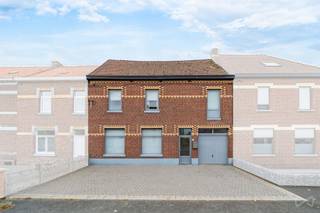 🏡 TE KOOP – Huis met 3/4 slaapkamers met tuin, garage en bouwgrond!<br /><br />Ontdek dit aangename huis van 137 m2 netto leefruimte (exclusief garage, kelder en zolder), gezond, goed onderhouden en helder, met mooie volumes en extra potentieel dankzij een deel van het land in bouwzone.<br /><br />✨ Op de begane grond:<br /><br />Inkomhal<br /><br />Lichte woonkamer van 39 m 2<br /><br />Aparte en volledig uitgeruste keuken<br /><br />Terras van 29 m2 op het zuidoosten<br /><br />Aangename omheinde tuin met zijtoegang en pergola<br /><br />Garage van 28 m2 met wasruimte en toilet<br /><br />Gezonde kelder van 25 m 2<br /><br />⁇ ️ Boven:<br /><br />Nachthal<br /><br />3 slaapkamers van 16, 14 en 12 m 2<br /><br />Groot kantoor van 19 m2 dat kan dienen als 4e slaapkamer (drukke kamer)<br /><br />Badkamer voorzien van ligbad, douche, wastafel en toilet<br /><br />Kleedgebied<br /><br />Opslagzolder<br /><br />🔧 Functies:<br /><br />Centrale verwarming op olie met Buderus-ketel<br /><br />Dubbel glas houten frame met luiken<br /><br />2 parkeerplaatsen aan de voorkant<br /><br />Zolder biedt extra opslagruimte, met een vloeroppervlak van ongeveer 88 m 2<br /><br />10 m2 bijlage<br /><br />🌳 Een echt goed: het potentieel van het land!<br /><br />Het pand heeft een perceel van circa 450 m2 gelegen in een bouwzone, die verschillende mogelijkheden biedt om te bestuderen, zoals de realisatie van een nieuwbouw of een mogelijke perceelverdeling, onder voorbehoud van de nodige stedenbouwkundige vergunningen.<br /><br />Een functioneel en goed onderhouden huis, ideaal voor een gezin dat op zoek is naar ruimte, een aangename tuin en groeipotentieel.