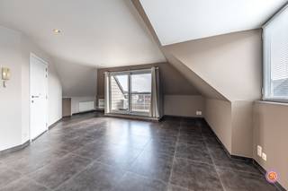 Op een toplocatie aan de Nieuwstraat, pal in het bruisende centrum van Bornem, vinden we dit ruim en instapklaar appartement terug. Gelegen op...