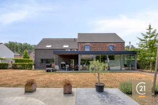 Dit unieke pand vlakbij de Aarschotsesteenweg te Holsbeek/Nieuwrode, biedt een uitstekende kans voor ondernemers die op zoek zijn naar een commercieel pand met de mogelijkheid om naast de zaak te wonen of aan kangoeroewonen te doen. Gelegen op de as Aarschot-Tienen, gekend voor zijn bloeiende handelsactiviteiten, biedt dit pand alles wat u nodig heeft om uw zakelijke dromen te realiseren.<br /><br />Het woongedeelte van 270 m² beslaat het linkergedeelte van het gebouw en biedt een comfortabele en ruime leefomgeving. Met 3 slaapkamers, een ruime woonkamer, een volledig uitgeruste keuken en moderne badkamer, is de woonruimte perfect voor een gezin of voor ondernemers die dichtbij hun zaak willen wonen. In 2010 werd er volledig gerenoveerd met hoogwaardige afwerkingen en aandacht voor detail, welke zorgen voor een luxueuze woonervaring. Tenslotte is er ook nog een zeer ruime zolder die naar wens kan worden ingedeeld.<br /><br />Het rechtergedeelte herbergt de commerciële ruimte van 80m² op de begane grond en een leefgedeelte van eveneens 80m² op de eerste verdieping. Of u nu een winkel, restaurant of kantoor wenst, deze ruimte biedt de flexibiliteit die u nodig heeft. Grote etalageramen zorgen voor veel natuurlijk licht en bieden uitstekende zichtbaarheid vanaf de straat. Tevens is dit met een aparte ingang aan de zijkant van het gebouw, waar ook voldoende parking voorzien is.<br /><br />Mis deze unieke kans niet en neem vandaag nog contact op voor een bezichtiging via ben@sophimo.be of op 0468 58 04 09 !