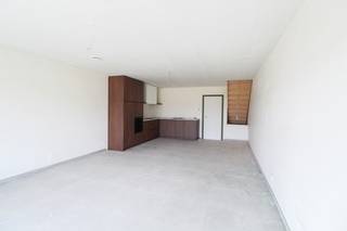 Op de grens van Roeselare en Hooglede, in de Simonne Brugghestraat, staan deze halfopen en gesloten nieuwbouwwoningen in een rustige en kindvriendelijke buurt. Ze charmeren met hun unieke nieuwbouwstijl, waarbij een goede bereikbaarheid en een groene omgeving perfect samenkomen. Je kunt gemakkelijk de autosnelweg nemen of het openbaar vervoer gebruiken. Bovendien geniet je van de nabijheid van ziekenhuizen, scholen, winkels en diverse recreatiemogelijkheden, waardoor het een ideale woonplek is voor zowel jong als oud.<br /><br /><strong>Troeven van deze woningen:</strong>
<ul>
	<li>Instapklare, energiezuinige woning;</li>
	<li>Vloerverwarming op het gelijkvloers in combinatie met het warmtenet;</li>
	<li>3 ruime slaapkamers;</li>
	<li>Badkamer uitgerust met een inloopdouche, bad en dubbel lavabomeubel;</li>
	<li>Ruime inpandige garage met automatische sectionaalpoort;</li>
	<li>Vanuit de garage is er toegang tot de aangelegde tuin;</li>
</ul>
Wil je meer informatie? Neem dan nu nog contact met ons op!