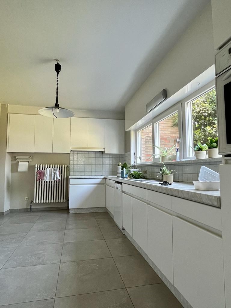 Hedendaagse woning met 4 slaapkamers, gelijkvloerse bureau en zonnige tuin met garage te Kuurne. - foto 2