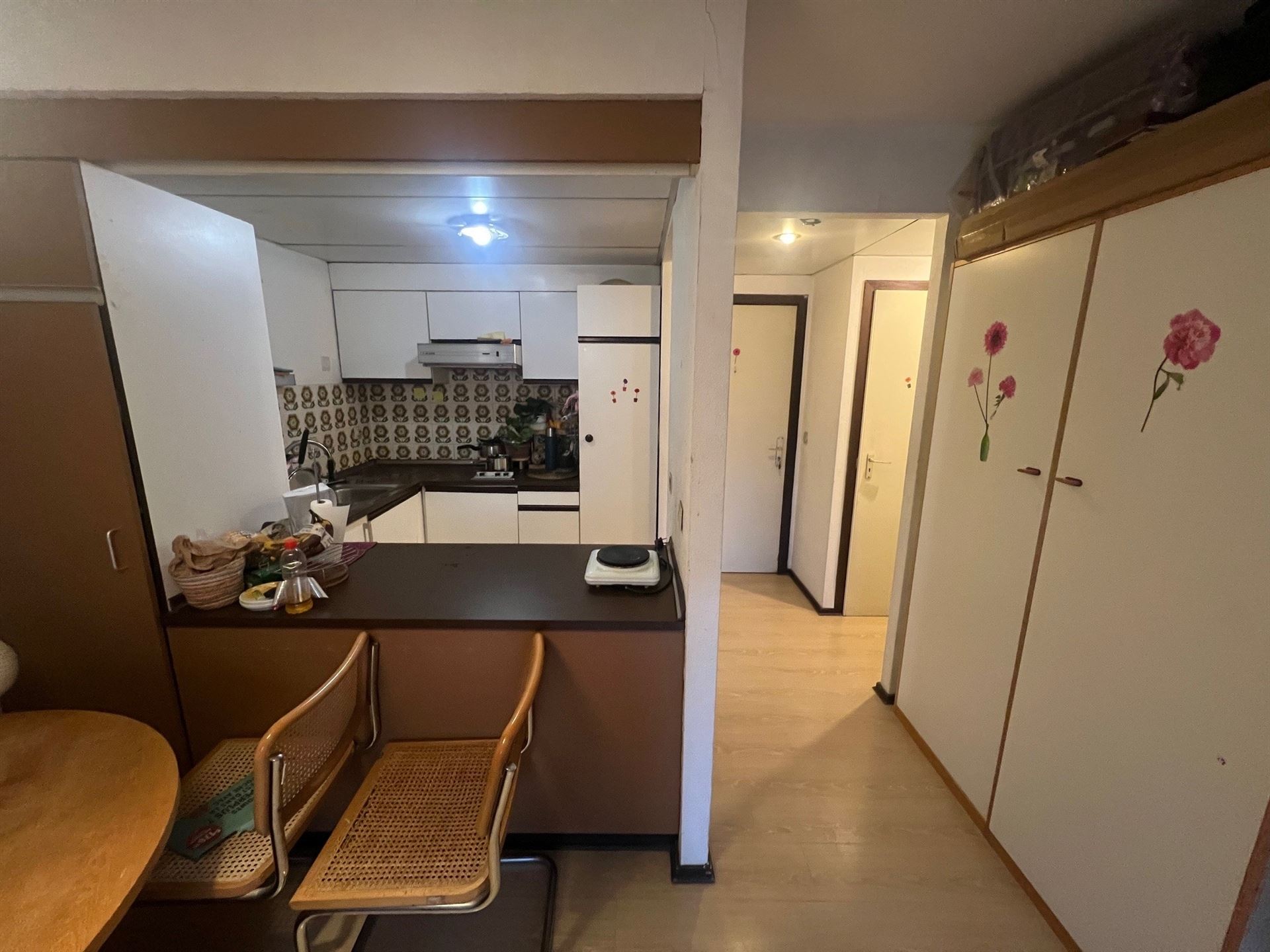 Studio confortable (35 m²) à rénover avec coin à dormir, très bien situé dans le quartier européen - photo 4