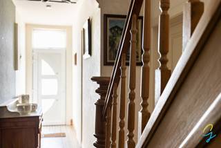 <p>In het rustige en groene Zandbergen bevindt zich deze instapklare halfopen bebouwing met vier slaapkamers, twee badkamers en een zonnige zuidwestgerichte tuin. De woning geniet van een aangename ligging, ideaal voor wie houdt van rust, natuur en mooie wandelingen, terwijl het station van Zandbergen zich op slechts 1 kilometer bevindt - ONTDEK DE MOGELIJKHEDEN VAN AI VIA ONZE WEBSITE: www.cornelis-goeman.be</p>
<p>Bij het betreden van de woning komt u terecht in de inkomhal die toegang biedt tot de open leefruimte. Het salon, de eetkamer en de keuken lopen naadloos in elkaar over en vormen samen een lichtrijke en gezellige woonomgeving met een prachtig zicht op de tuin. D Op het gelijkvloers bevindt zich eveneens een badkamer uitgerust met een ligbad, lavabo en toilet.</p>
<p>Op de eerste verdieping geeft de nachthal toegang tot drie volwaardige slaapkamers en een tweede badkamer met douche, lavabo en toilet. De tweede verdieping herbergt een ruime vierde slaapkamer van maar liefst 30 m². Hier zijn bovendien reeds de nodige leidingen voorzien voor de inrichting van een extra badkamer of toilet.</p>
<p>De droge kelder biedt plaats aan alle technische installaties. Daarnaast beschikt de woning reeds over een gescheiden rioleringsstelsel.</p>
<p>Buiten vindt u naast de woning een garage, een berging en een grote, onderhoudsvriendelijke tuin met een gunstige zuidwestoriëntatie.<br /><br />399.000 EUR is een richtprijs. <br /><br />Meer info? Een bezoek? Bel Jordi 0477/32.61.53</p>