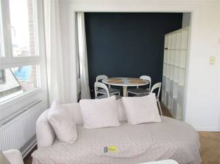 <p><span>Recent gerenoveerd en gemeubeld appartement in hartje Antwerpen gelegen op de vierde verdieping van een verzorgde residentie. Gelegen op de hoek van de Everdijstraat en de Kammenstraat in een autoluwe zone en op wandelafstand van winkels, openbaar vervoer en het bruisende stadsleven. </span></p><p><span> </span></p><p><span>INDELING: inkomhal met vestiaire en berging/wasplaats - leefruimte met zeer veel lichtinval - volledig uitgeruste open keuken - aparte slaapkamer - badkamer met douche, lavabo en toilet - klein terrasje.</span></p><p><span> </span></p><p><span>BIJZONDERHEDEN: prima in orde, volledig gemeubeld tem jouw koffielepeltje - maandelijkse kosten (€ 100,- incl water) - lift</span></p><p><span> </span></p><p><span>ONMIDDELLIJK BESCHIKBAAR </span></p><p><span> </span></p>