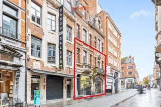 Dit uitzonderlijke handelspand biedt een totale oppervlakte van 475 m², verdeeld over twee verdiepingen. Het gelijkvloers van 238 m² is...