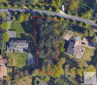 Een uitzonderlijke bouwgrond op een uitzonderlijke locatie. In het hart van het exclusieve Koningshof bieden wij u deze prachtig gelegen bouwgrond van ca. 2.000 m² aan, perfect georiënteerd op het zuiden en omringd door groen, rust en privacy.<br /><br />Dit perceel vormt de ideale basis voor het realiseren van een stijlvolle, tijdloze villa die volledig aansluit bij uw woonwensen. De ruime bouwvoorschriften laten toe om een royale gezinswoning te creëren met prachtige leefruimtes, veel natuurlijke lichtinval en een optimale verbinding tussen woning en tuin.<br /><br />Om het volledige potentieel van deze unieke locatie te illustreren, werd reeds een ontwerp uitgewerkt en technisch doorgerekend. De gevelzichten en plannen geven een inspirerend beeld van wat op dit perceel mogelijk is, terwijl u uiteraard alle vrijheid behoudt om uw eigen woonproject vorm te geven.<br /><br />Koningshof behoort al jarenlang tot de meest gegeerde residentiële woonomgevingen van de Antwerpse rand. De combinatie van een groene, rustige omgeving, ruime percelen en een uitstekende bereikbaarheid maakt deze locatie bijzonder geliefd.<br /><br />Bent u op zoek naar de perfecte locatie om uw droomwoning te realiseren? Neem gerust contact met ons op. We informeren u graag over de mogelijkheden, de bouwvoorschriften en het uitgewerkte ontwerp.<br /><br />Catherine – 0472 23 14 51 – catherine.descheemaecker@sels.be