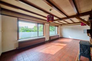 Ruime gelijkvloerse woning op een prachtig perceel van ca. 2.200 m² in een groene, rustige omgeving!
Op zoek naar rust, ruimte en potentieel? Deze degelijk gebouwde halfopen bebouwing uit 1979 beschikt over maar liefst ca. 193 m² woonoppervlakte, 3 slaapkamers, een ruime keuken een gezellige veranda en de woning is volledig onderkelderd met garage.
Achteraan geniet u van een prachtig vrij uitzicht op natuur en bos!
Dankzij de rustige ligging en het royale perceel is dit de ideale woning voor wie houdt van rust, ruimte en mogelijkheden. De woning is goed onderhouden maar biedt de kans om ze volledig naar eigen smaak te moderniseren.