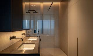 Royaal appartement van 163 m² op de 22e verdieping met een fenomenaal uitzicht en een zonnige zuidoriëntatie. Het appartement beschikt over 2 slaapkamers, een volledig uitgeruste keuken, 2 badkamers en een ruim terras. Een extra berging op dezelfde verdieping zorgt voor extra comfort.<br /><br />Antwerp Tower is een iconische woontoren in het bruisende hart van Antwerpen. Dankzij de centrale ligging geniet u van een uitstekende bereikbaarheid, met winkels, restaurants, cultuur en openbaar vervoer op wandelafstand. De hoogwaardige afwerking, moderne architectuur en exclusieve voorzieningen maken van Antwerp Tower een unieke woonomgeving waar comfort, luxe en stadsleven perfect samenkomen.