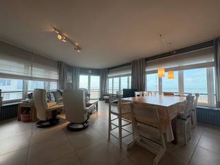 Op een absolute toplocatie op de Zeedijk in Koksijde vindt u dit prachtig hoekappartement met een fenomenaal, volledig open zicht op zee.De extra...