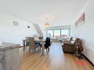 Zeer mooi gelegen appartement met open zicht op de Damse Vaart met indeling als volgt : Allereerst is er de inkom met vestiaire. De living is mooi rechthoekig ingedeeld en biedt een fantastisch zicht op het water. Deze is afgewerkt met een mooie laminaat vloer en is voorzien van de nodige verwarmingselementen. 
Er bevindt zich aansluitend één slaapkamer aan de voorzijde met daarnaast een instapklare badkamer met douche, lavabomeubel en wc. Via de hal begeeft u zich tot de keuken.
Deze werd eveneens volledig vernieuwd en voorzien van kookplaat, dampkap, vaatwas en ingebouwde koelkast. Alle kasten zijn in prima staat van onderhoud en de naastliggende berging is praktisch uitgerust met ingebouwde kasten. Er is tevens plaats voorzien voor een wasmachine. Naast de keuken is er nog één slaapkamer met zicht op de tuin. 
Als extra hoort er een terras bij het appartement van 3,3 m2. Dit appartement is momenteel verhuurd voor vaste bewoning.
Het appartement wordt verkocht na opmaak van de basisakte maar kan reeds gereserveerd worden.
Er bestaat de mogelijkheid tot aankoop van een garagebox.<br />Troeven ;<br />* EPC D- Label - geen renovatieplicht
* Geen lift - weinig onderhoudskosten 
* Zongericht terras
* Elektriciteit conform
* Zicht op de Damse Vaart
* Schrijnwerk PVC <br />Voor info bel : 050/333976 - 0476/270379 ( buiten kantooruren )