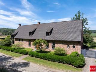 <p>Op zoek naar een exclusieve villa op een unieke toplocatie in het groen? Neem dan zeker contact op met nathan@reds.be <br /><br />Midden in het prachtige natuurgebied "De Hulsten", langs de historische Voort, bevindt zich deze uitzonderlijke eigendom waar luxe, ruimte en rust naadloos samenkomen. Op een domein van ruim 7.200 m² geniet u dagelijks van een adembenemend uitzicht over uitgestrekte velden en bossen, met een ongeziene privacy en natuurbeleving.</p>
<p>Met een bewoonbare oppervlakte van circa 500 m² biedt deze villa indrukwekkende volumes en een hoogwaardige afwerking. Grote raampartijen brengen het omliggende landschap volledig tot zijn recht en creëren een unieke woonervaring waarbij binnen en buiten in elkaar overvloeien. De royale leefruimte van ongeveer 100 m² met vide, authentieke trekspantconstructie en sfeervolle haard vormt samen met de open leefkeuken het kloppende hart van de woning.</p>
<p>De woning beschikt onder meer over een luxueuze master suite met dressing, badkamer en infraroodsauna, meerdere slaapkamers en badkamers, een fitnessruimte en een afzonderlijk gedeelte dat perfect geschikt is als kantoor, praktijkruimte, zorgwoning of kangoeroewoning.</p>
<p>Ook buiten werd niets aan het toeval overgelaten. De prachtig aangelegde tuin biedt maximale privacy en beschikt over ruime terrassen, een jacuzzi en paardenstallen met aparte toegang.</p>
<p>Dankzij de unieke ligging langs een autovrije, geklasseerde Romeinse heirbaan geniet u hier van absolute rust, terwijl comfort, veiligheid en moderne technieken overal aanwezig zijn.<br /><br />Bovendien is kangoeroe-wonen hier ook mogelijk.<br /><br /></p>
<p>Een zeldzame eigendom voor wie op zoek is naar een exclusieve woonbeleving op een van de mooiste locaties van Zandhoven.</p>