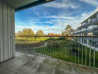 Uiterst rustig gelegen nieuwe assistentiewoning in de gezellige dorpskern van Oostduinkerke. Indeling: inkom met apart toilet, leefruimte met terras, ingerichte keuken, ruime slaapkamer, grote badkamer (o.a. 2de toilet). Zorgaanbod en uitgebreide wellnessfaciliteiten zoals een verwarmd zwembad, sauna, hammam en fitness, aangevuld met gezellige gemeenschappelijke ruimtes. Interessante fiscaliteit. Hier geniet u van comfort, rust en luxe op toplocatie.