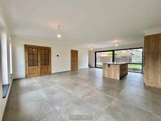 De woning werd recent gebouwd met aandacht voor de HEDENDAAGSE ENERGIENORMEN en het gebruik van kwaliteitsvolle materialen. Dankzij de warmtepomp...