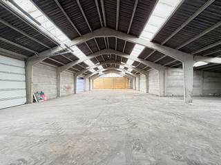 Cet entrepôt avec parking est situé près de Furnes, plus précisément dans le centre d'Izenberge (Alveringem). Le hangar a une superficie de 845 m²...
