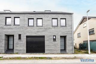Welkom in jouw toekomstige thuis: een bijzonder ruime, lichtrijke en tijdloze nieuwbouwwoning met tuin en inpandige garage. Deze woning biedt...