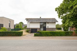 Deze KARAKTERVOLLE architectenwoning is gelegen te Meulebeke met name in de Astridlaan18 op een perceel grond van 1.210 m² en met een bewoonbare oppervlakte van 236m². De woning is een ontwerp is van architect Georges Vandenbussche (Konstrukto). Vandenbussche geldt als een van de belangrijkste vertegenwoordigers van de naoorlogse modernistische woonarchitectuur in Vlaanderen. Zijn eigen woning in Aarsele/Tielt werd zelfs beschermd als monument vanwege haar architecturale en historische waarde.<br /><br />PLUSPUNTEN:<br />* UNIEKE EN TIJDLOZE UITSTRALING<br />* DOORDACHTE INDELING<br />* RUIM PERCEEL (1.210m²)<br />* VOLLEDIG ONDERKELDERD (72m²)<br /><br />INTERIEUR:<br />Bij het betreden van de woning kom je in de inkomhal, die toegang biedt tot een ruime slaapkamer en de badkamer. Op de verdieping bevindt zich de lichtrijke leefruimte, waar de grote raampartijen zorgen voor een aangename en open sfeer. Aansluitend vind je de volledig ingerichte keuken.<br />Via enkele treden bereik je nog 2 ruime slaapkamers en een apart toilet.<br />De woning is volledig onderkelderd en beschikt over diverse technische ruimtes. Bovendien is er binnen parkeergelegenheid voorzien voor 2 wagens.<br /><br />EXTERIEUR:<br />De woning bevindt zich op een ruim perceel en geniet achteraan van een rustige, aangename tuin. Daarnaast is er ook een gezellig terras waar je in alle rust kan genieten van het buitenleven.