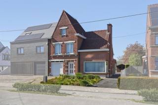 <p><span>In het charmante en landelijke Oostnieuwkerke, op een vlotte verbinding naar Roeselare, bevindt zich deze ruime en solide halfopen bebouwing op een perceel van maar liefst 828 m².</span></p><p><span> </span></p><p><span>Deze degelijke woning met een bewoonbare oppervlakte van 221 m² biedt tal van mogelijkheden en vormt de ideale thuisbasis voor grote gezinnen of wie op zoek is naar alle voorzieningen binnen handbereik.</span></p><p><span> </span></p><p><span>Bij het betreden van de woning komt u terecht in een inkomhal die toegang geeft tot de aangename leefruimte met een gezellige zit- en eetplaats, waar de gas cassette zorgt voor extra warmte en sfeer. Aansluitend bevindt zich de open keuken, voorzien van kwalitatieve toestellen en heel wat praktische bergruimte. Verder op het gelijkvloers vinden we nog een wasplaats/berging, een eerste badkamer met dubbele lavabo en douche, en een apart toilet.</span></p><p><span>De eerste verdieping telt vier volwaardige, waarvan meerdere met ingemaakte kasten, evenals een tweede badkamer uitgerust met lavabo, ligbad en toilet. De geïsoleerde zolder biedt bovendien tal van mogelijkheden en kan perfect ingericht worden als extra slaapkamer, hobbyruimte of master suite.</span></p><p><span> </span></p><p><span>De woning beschikt over twee garages, waarvan één met automatische poort en één die ook perfect kan dienen als tuinhuis of extra opslagruimte. Daarnaast is er een droge kelder.</span></p><p><span> </span></p><p><span>Achteraan geniet u van een diepe, groene tuin waar rust en privacy centraal staan – een ideale plek om te ontspannen en te genieten van het buitenleven.</span></p><p><span> </span></p><p><span>Kortom, een ruime en veelzijdige woning op een goede ligging met een uitstekende bereikbaarheid. Absoluut een bezoek waard!</span></p><p><span> </span></p>
