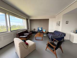 **(English below)**
Tip-top bemeubeld of ongemeubeld appartement op de negende verdieping met ongelooflijk 360°-zicht op de Antwerpse skyline en haven!
In de modernistische Riverside Tower ontworpen door Leon Stynen & Paul De Meyer gelegen op het relaxte Linkeroever kom je thuis in een warme gemeenschap.
Vanuit de ruime inkomhal kom je in de zonovergoten leefruimte (43m2) met veel raampartijen, en dus overal veel natuurlijk licht. Hier vind je ook de grote, open leefkeuken. Het kookeiland is gigantisch en biedt ruim voldoende plaats om te koken terwijl je gasten genieten van hun aperitief. Verder telt het appartement 2 ruime slaapkamers en 1 moderne badkamer met inloopdouche en opnieuw een prachtig uitzicht! Vanuit de hoofdslaapkamer (31m2) is een rechtstreekse deur naar de tweede kamer (17m2), handig voor wie kleine kinderen heeft. Verder overheerst luxe: overal elektrische gordijnen, ingebouwde kasten, wijnfrigo, indirecte verlichting en projectiescherm voor filmavondjes. Meubilair kan naar wens aangepast worden. Huurprijs voor verhuur met meubels 1.250 Euro/maand.
Met het Sint Anna strand, de paardenmanege, tennisvelden, een jachthaven en openluchtzwembad voor de deur heb je hier een instant vakantiegevoel en dat op 10min fietsen van de Antwerpse kathedraal!
Op de kelderverdieping bevindt zich een wasmachine en droogkast (muntjes). Je hebt de keuze tussen 3 fietsenstallingen! Verhuislift aanwezig. De vriendelijke concierge ontvangt pakjes en zo meer. Provisie voor verwarming en water appartement 120 EUR. Ondergrondse autostaanplaats inbegrepen.
Huurprijs gemeubeld 1250 Euro/maand.
Huurprijs ongemeubeld 1200 Euro/maand
**** ENGLISH****
Corner flat on the ninth floor with incredible 360 views of the Antwerp skyline and port!
Rent unfurnished 1200 Euro/month + 120 Euro monthly advance for water and gas
Rent furnished 1250 Euro/month + 120 Euro monthly advance for water and gas
Private car parking space in the basement included in the rental price