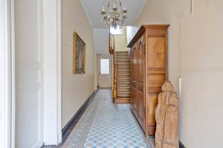 TE KOOP- prachtig herenhuis <br />Deze karaktervolle woning is ideaal gelegen met vlotte toegang tot alle stedelijke voorzieningen. De woning beschikt over vijf ruime slaapkamers, twee badkamers en veel natuurlijke lichtinval, waardoor elke ruimte aangenaam en luchtig aanvoelt. Daarnaast is er een ruime tuin met terras aanwezig <br />Deze prachtige ruime woning biedt veel potentieel en kan volledig naar eigen smaak en noden afgewerkt worden. Momenteel geldt er een renovatieplicht op de woning. <br />De gevel werd reeds gerenoveerd en geïsoleerd. <br /><br />Indeling<br />Gelijkvloers:<br />- Ruime inkomhal<br />- Leefruimte<br />- Keuken <br />- Berging <br /><br />Eerste verdieping:<br />- nachthal<br />- 2 slaapkamers<br />- Badkamer<br /><br />Tweede verdieping:<br />- Nachthal <br />- 2 slaapkamers<br />- Badkamer <br /><br />Derde verdieping:<br />- Zolderkamer <br /><br />Troeven:<br />- Zeer goede ligging dichtbij station en winkels<br />- Ruime woning met veel slaapkamers<br />- Mooie tuin met veel groen <br /><br />Wens jij meer info of wens jij een bezichtiging, contacteer dan Nico Soetaert via nico.soetaert@albert.immo of 0496 46 80 03<br />Hopelijk tot snel!<br /><br />Bij Albert kom je thuis