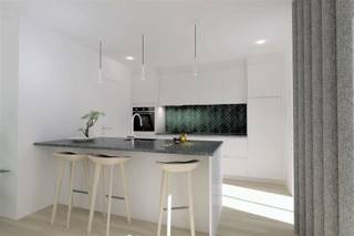 Op zoek naar een moderne gezinswoning met een uitstekende bereikbaarheid? Dan is deze gesloten nieuwbouwwoning in de Keistraat te Denderleeuw...