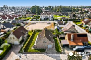 In een rustige, doodlopende straat bevindt zich deze ruime en verzorgde villa die comfort en functionaliteit moeiteloos combineert. De woning biedt een bewoonbare oppervlakte van ruim tweehonderd vierkante meter met een lichtrijke leefruimte, ingerichte keuken, twee badkamers en vier volwaardige slaapkamers. <br /><br />Op het gelijkvloers bevinden zich zowel een slaapkamer als een aparte badkamer, wat de woning ook geschikt maakt voor wie deels gelijkvloers wil wonen. Met label C, dubbele regenwaterput en garage geniet u hier van zorgeloos wooncomfort in een kalme, autovriendelijke omgeving.<br /><br />Neem voorsprong met een vrijblijvende en gratis schatting van uw eigendom via:<br />http://www.residentievastgoed.be/gratisonlineschatten<br /><br />EPC: 285 kWh/m² - UC:2640184 ~ Vg, Wg, Gvkr, Vv, Gmo ~ Ref. MI24372