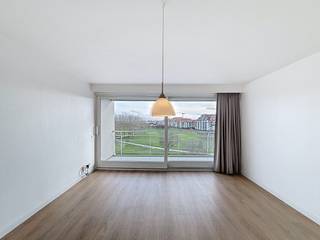 Deze instapklare studio geniet van een fenomenaal open uitzicht op het Maritiem Park en de wandelpromenade en is gelegen op een toplocatie en op wandelafstand van het strand en de jachthaven van Nieuwpoort.<br />De studio beschikt over een lichtrijke leefruimte met een open ingerichte keuken, zonnig terras met fantastisch zicht, een badkamer met douche, lavabo en toilet. Ideaal als tweede verblijf, investering of vaste woonst.<br />Mogelijkheid tot aankoop van een autostaanplaats op het gelijkvloers.<br />De residentie beschikt bovendien over een gemeenschappelijk buitenzwembad en tennisterrein.