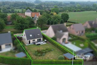 In het landelijke en groene Heurne, een charmante deelgemeente van Oudenaarde, bevindt zich deze ruime open bebouwing. De woning combineert een aangename gezinsindeling met een grote tuin, voldoende parkeergelegenheid en een rustige woonomgeving. Een ideale thuis voor wie graag landelijk woont zonder de verbinding met Oudenaarde en omliggende gemeentes te verliezen.<br /><br />Via de inkomhal met gastentoilet betreedt u de woning. De lichtrijke woonkamer geniet dankzij de grote raampartijen van veel natuurlijk licht en een aangenaam zicht op de tuin. Aansluitend bevindt zich de open keuken. Verder beschikt het gelijkvloers over een ruime en praktische berging en een inpandige garage, ideaal voor de wagen, fietsen en extra opslagruimte.<br /><br />Op de eerste verdieping bevinden zich drie slaapkamers en de badkamer. Deze is uitgerust met een dubbele wastafel, ligbad en douche. Via een valluik bereikt u de zolder, die bijkomende bergruimte biedt.<br /><br />Ook buiten is ruimte een belangrijke troef. Op de eigen oprit is plaats voor twee wagens en achteraan wacht een mooie tuin waar u in alle rust van het buitenleven kunt genieten.<br /><br />Ook energetisch en praktisch heeft de woning interessante troeven. Ze beschikt over zonnepanelen met groenestroomcertificaten, een regenwaterput en heeft een EPC-label C. De regenwaterput vormt daarbij een mooie extra voor een efficiënter en duurzamer watergebruik.<br /><br />Interesse? Vraag uw bezoek aan via Ruben (0479/60.36.94) en ontdek deze woning ter plaatse.<br /><br />Denk je eraan om je woning in Oudenaarde of omgeving te verkopen? Neem vrijblijvend contact op met Ruben van Immo Francois in Oudenaarde voor een gratis waardebepaling via ruben@immofrancois.be.<br /><br />