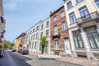 Karakteristieke woning te koop in de Rue de la Source in Saint-Gilles.Veelzijdige woning die een groot gezin de mogelijkheid biedt om samen te wonen met behoud van privacy.Stedenbouwkundig erkend als eengezinswoning, maar momenteel verhuurd als opbrengstpand. Dankzij aparte meters is het beheer bijzonder praktisch en kan mogelijks verder verhuurd worden in zijn huidige opdeling.De ligging is absoluut ideaal: in een begeerde wijk van Saint-Gilles, op wandelafstand van winkels, restaurants, openbaar vervoer en alle dagelijkse voorzieningen.Kenmerken:Stedenbouwkundig erkend als eengezinswoningHuurinkomsten. (glvlrs 1.040,00 EUR - 1e verdieping 780,00 EUR - 730,00 EUR)EPC : Glkvlrs G - 1e E - 2e GMogelijkheid opbrengsteigendomMogelijkheid ‘kangaroo-woning’Individuele metersRuime woning met talrijke mogelijkheden.Centrale ligging in een dynamische en zeer gegeerde buurt.Een interessante kans voor grote gezinnen / investeerders die op zoek zijn naar een onroerend goed met een uitstekende ligging in Brussel.Meer info of een bezichtiging ter plaatse? Neem contact op met STRUCTURA via 02 460 80 46 of info@structura.be.