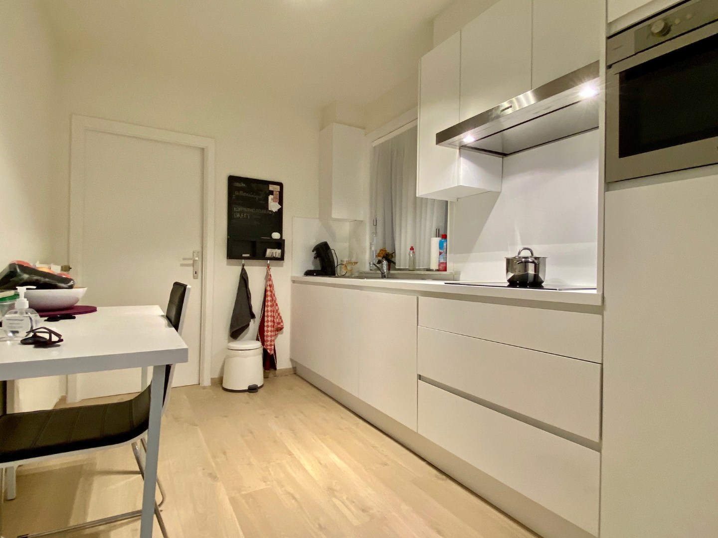 Ruim en lichtrijk appartement met 2 slaapkamers en autostaanplaats te huur in Kuurne! - foto 4