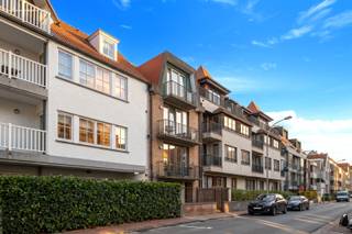In het centrum van Knokke, op wandelafstand van zee en strand, bieden wij dit energiezuinig, zeer smaakvol ingericht appartement met twee volwaardige slaapkamers en terras voor- en achteraan te koop aan. Ideaal voor wie op zoek is naar wooncomfort en gemak nabij de Lippenslaan met een groot aanbod aan winkels, restaurants en andere voorzieningen. Het appartement maakt deel uit van een kleinschalige en familiale residentie, wat zorgt voor een aangename en rustige woonomgeving. Een ideale opportuniteit als vaste woonst, tweede verblijf of investering aan de Belgische kust.<br /><br />Indeling:<br />Inkom met toilet en vestiaire, aangename, zongerichte leefruimte met toegang tot terras vooraan, open ingerichte leefkeuken, berging/wasplaats, 2 volwaardige slaapkamers voorzien van airco, badkamer met inloopdouche, tweede terras achteraan. <br /><br />Gemeenschappelijke fietsenberging en vuilnislokaal op het gelijkvloers.<br /><br />Mogelijkheid tot het aankopen van zeer goed toegankelijke parking op het gelijkvloers in het gebouw. <br /><br />Bezoeken? Graag na afspraak met Avantimmo op het nummer 050 62 50 55