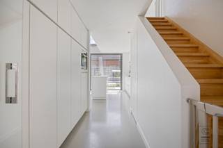 <p>Ontdek deze <strong>stijlvolle en instapklare </strong>woning, waar modern wooncomfort, een doordachte indeling en een overvloed aan <strong>natuurlijk licht</strong> perfect samenkomen.</p><p>Bij het betreden van de woning word je verwelkomd in de inkomhal met gastentoilet en directe toegang tot de ruime garage, voorzien van sectionaalpoort. Vanuit de inkomhal kom je in de volledig uitgeruste, moderne keuken met kookeiland, kwalitatieve toestellen en heel wat kastruimte. De aangrenzende eetruimte vormt het gezellige hart van de woning en geeft via een groot schuifraam uit op de volledig omheinde tuin, waar je in alle <strong>rust en privacy </strong>kan genieten. De grote raampartijen, hoge plafonds en overvloedige lichtinval zorgen in de hele woning voor een <strong>aangenaam en ruimtelijk gevoel</strong>. Bovendien is de woning voorzien van zonnewering, wat ook tijdens warme dagen voor extra comfort zorgt.</p><p>Op de <strong>eerste verdieping </strong>bevindt zich de ruime en lichtrijke leefruimte. Dankzij de slimme indeling blijft er een mooi visueel contact met de eetruimte, terwijl beide zones toch hun eigen karakter behouden. </p><p>De <strong>tweede verdieping</strong> omvat drie volwaardige slaapkamers, een apart toilet en een stijlvolle badkamer met ligbad, douche en lavabo.</p><p>Een absolute meerwaarde is de ruime kelderverdieping. Hier vind je aansluitingen voor een wasmachine en droogkast, een aparte berging én een extra polyvalente ruimte die momenteel is ingericht als bureau met praktische ingemaakte kasten. Bovendien beschikt de woning over een handige goederenlift die de kelder verbindt met de garage. Ideaal om boodschappen of zwaardere spullen moeiteloos naar boven te brengen.</p><p>Deze woning overtuigt met haar <strong>moderne afwerking</strong>, praktische indeling en verrassend ruime volumes. De combinatie van veel natuurlijke lichtinval, <strong>kwalitatieve materialen</strong>, zonnewering, talrijke bergruimte en doordachte extra's maakt van deze woning een ideale gezinswoning waar je meteen kan intrekken.</p><p>Extra: <br />- EPC 96 kWh/m2 jaar (<strong>Score A</strong> -> GEEN renovatieverplichting!)<br />- Watertoets: perceelscore A, gebouwscore A. <br />- Niet opgenomen in het maatregelenregister.<br />- Woongebied, VG, GvKr</p><p>Nabij school, winkels, autosnelweg, openbaar vervoer, etc. Voor meer info ga naar www.coenenvastgoed.be of bel 03/375.82.92.</p>