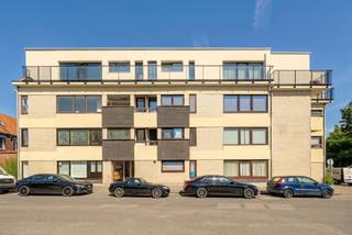 <p><span>In de Clement D'Hoogelaan, pal in het </span><span>centrum van Temse </span><span>staat dit </span><span>leuke appartement</span><span> te koop. Centraal gelegen met talloze winkels, voorzieningen voor sport en ontspanning en scholen. De nabijheid van invalswegen alsook de E17 en de zaat op nog geen 5 minuten wandelen, zorgen voor de ideale locatie!</span></p><p><span>Dit drieslaapkamerappartement is gelegen op de gelijkvloerse verdieping, gebouwd in 1967 en heeft een bruikbare oppervlakte van zo'n </span><span>98m²</span><span> (cfr. EPC). Naast een zee van ruimte telt dit appartement ook </span><span>drie slaapkamers</span><span> en een </span><span>garagebox </span><span>bij aan te kopen voor 25.000 euro.</span></p><p><span>Indeling</span></p><p><span>Eerste verdieping</span></p><p><span>- inkomhal</span></p><p><span>- apart toilet</span></p><p><span>- woonkamer en eetkamer</span></p><p><span>- keuken</span></p><p><span>- eerste slaapkamer </span></p><p><span>- tweede slaapkamer </span></p><p><span>- derde slaapkamer </span></p><p><span>- badkamer met ligbad, lavabo en toilet</span></p><p><span>- kelderberging</span></p><p><span>- garagebox</span></p><p><span>Bijzonderheden</span></p><p><span>- zeer centrale, doch rustige ligging</span></p><p><span>- erg veel ruimte en lichtinval</span></p><p><span>- EPC label D</span></p><p><span>- garagebox bij aan te kopen voor 25.000 euro</span></p><p><span>Ben jij geïnteresseerd in dit appartement in centrum Temse, ben je op zoek naar ander vastgoed of wens je de waarde van jouw eigendom te kennen? Dan ben je bij BOLT immo aan het juiste adres! Wij helpen jou graag verder.</span></p>