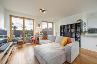 Recent <strong>dakappartement</strong> (ca. 103m2) met niet minder dan <strong>3 ruime terrassen (ca. 50m2 samen)</strong>. Het gebouw is opgetrokken rond een prachtige groene binnentuin. Aan de straatzijde heeft u momenteel zicht op het Houtdok en het Havenhuis.<br />Naar de Delhaize gaat u gewoon te voet en via het mooie Schengenplein. <br />Indeling:<strong> </strong>Inkomhal; vestiaire; aparte wc; 2 slaapkamers met inbouwkast; badkamer met ligbad en ophangdouche; woonkamer op parket; open keuken. Vanuit iedere ruimte in het appartement kan u op één van de 3 prachtige terrassen op bankirai, allen met verbluffend uitzicht!<br /><br /><strong>Bijzonderheden:<br />- </strong>Momenteel verhuurd.<br />-Private kelderberging en gemeenschappelijke fietsenberging.<br />-Alg kosten: ca. € 240,-/mnd (incl provisie verwarming)<br />-Verlichting voorzien.<br />-Zonnescreens.<br />-Lift.<br />