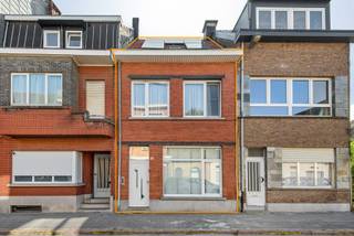 In het centrum van Niel, op wandelafstand van winkels, scholen en openbaar vervoer, vind je deze aangename woning met twee slaapkamers.Buiten...