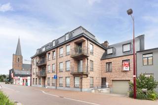 Op de eerste verdieping van een verzorgde residentie bevindt zich dit aangename en lichtrijke appartement. De ligging is bijzonder centraal: met...