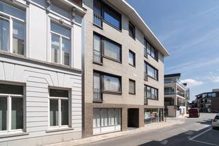 In de Hoogstraat, pal in het bruisende stadscentrum van Tielt, bevindt zich dit verzorgd en laagdrempelig appartement. Dankzij de centrale ligging, de praktische indeling en de bestaande verhuur vormt dit een uitstekende opportuniteit voor zowel starters als investeerders.<br /><br />Het appartement is gelegen op de eerste verdieping en omvat een inkomhal met gastentoilet, een lichtrijke leefruimte met open keuken, een badkamer uitgerust met ligbad en wastafel, en een ruime slaapkamer.<br /><br />Als extra troef beschikt het appartement over een private berging, ideaal voor extra opslagruimte.<br /><br />Het appartement is bovendien al jarenlang verhuurd aan een correcte en betrouwbare huurder, waardoor u onmiddellijk geniet van een stabiel huurrendement. Wenst u het appartement zelf te bewonen, dan vormt het eveneens een ideale eerste aankoop op een toplocatie.