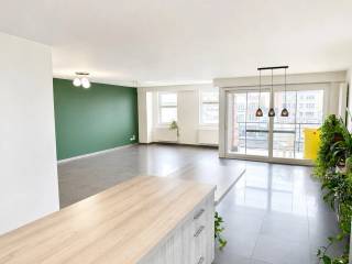 Welkom in dit uitzonderlijk ruime en lichtrijke dakappartement, perfect gelegen op een steenworp van het station en het bruisende centrum van Lier.<br /><br />Dit exclusieve appartement bevindt zich als enige op de bovenste verdieping, wat zorgt voor optimale privacy en een overvloed aan natuurlijk licht in elke hoek. Via de nette, gemeenschappelijke inkomhal met lift komt u rechtstreeks terecht in het privégedeelte van de woning.<br /><br />Binnen verwelkomt een ruime entreehal met gastentoilet en praktische vestiaireruimte u. Vanuit hier betreedt u de volledig uitgeruste, moderne keuken, uitgerust met een vaatwasser, gasfornuis, oven, microgolfoven, koelkast en diepvriezer. De keuken loopt naadloos over in de royale leefruimte, waar grote raampartijen het zonlicht binnenlaten.<br /><br />De leefruimte geeft toegang tot een heerlijk zuidgericht terras van 6 m², ideaal om in alle rust te genieten van het zonnetje.<br /><br />Via de nachthal bereikt u de volledig uitgeruste badkamer en drie royale slaapkamers van respectievelijk 13 m², 13,5 m² en een indrukwekkende 24 m². Twee van de slaapkamers aan de achterzijde bieden toegang tot een tweede terras van 6 m², een fijne plek om te ontspannen.<br /><br />Extra troeven van dit prachtige appartement:<br />+ Uitstekende ligging nabij station en centrum Lier<br />+ Modern gebouw (2012)<br />+ Ruime woonoppervlakte van 165 m²<br />+ Drie ruime slaapkamers<br />+ Veel lichtinval dankzij grote ramen<br />+ Twee terrassen van elk 6 m²<br />+ Energiezuinig met een EPC-score B (167 kWh/m²)<br />+ Elektriciteit volledig conform<br /><br />Bent u op zoek naar een ruim en sfeervol dakappartement in Lier? Contacteer ons voor een bezichtiging via 03 337 50 70 of info@vbvastgoed.be. We helpen u graag verder!