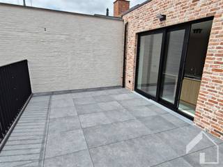 <p>Welkom bij dit modern appartement in Broechem! Dit aantrekkelijke woonproject biedt een perfect evenwicht tussen hedendaags comfort en praktische indeling.<br />Het appartement beschikt over 55 vierkante meter woonoppervlak bestaande uit:<br />- woonkamer met open keuken<br />- 1 slaapkamer<br />- badkamer<br />- apart toilet<br />- berging<br />- auto staanplaats<br />- gemeenschappelijke fietsenberging <br />- ruim terras<br />Algemene kosten: €50/m (voor elektriciteit gemeenschappelijke delen - onderhoud tuin gemeenschappelijk - ruime septische put...)<br />Bezichtiging uitsluitend op afspraak.</p>