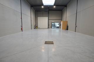 Ontdek uw ideale bedrijfslocatie! Een nieuwe bedrijvenzone, strategisch gelegen in de Emiel Clausstraat 37A in Sint-Eloois-Vijve. <br /><br />Topligging en uitstekende bereikbaarheid! Deze bedrijvenzone ligt in het hart van West-Vlaanderen, in de directe nabijheid van belangrijke verkeersaders zoals de E17 en N36. Dit garandeert niet alleen een vlotte toegang tot grote steden zoals Kortrijk, Waregem en Gent, maar ook een snelle verbinding met de rest van België en Noord-Frankrijk. De nabijheid van deze snelwegen maakt het een ideale locatie voor bedrijven die een uitstekende bereikbaarheid en logistieke efficiëntie nodig hebben.<br /><br />Deze unit heeft een oppervlakte van 220,5m². Of u nu een opslagplaats, showroom of kantoorruimte nodig heeft, deze unit biedt de flexibiliteit en infrastructuur om aan al uw bedrijfsbehoeften te voldoen. De unit is voorzien van toilet met lavabo en van twee autostandplaatsen.<br /><br />Bent u op zoek naar een strategische locatie voor uw onderneming? Deze bedrijvenzone biedt alles wat u nodig heeft om uw bedrijfsactiviteiten naar een hoger niveau te tillen. <br /><br />Huurprijs: 975 EUR/maand + 50 EUR/maand syndic of een totaal van 1.025 EUR/maand (excl. 21% btw)<br />Commissie verhuurkantoor: 1 maand huur + btw<br />3 maanden huurwaarborg<br />Kost registratie ten laste van de huurder<br />Adres: Emiel Clausstraat 37A , 8793 Sint-Eloois-Vijve<br />Onze referentie: DEV5259