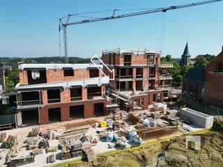 <p><span>Maak kennis met het prachtige project "Den Hamel", een residentieel appartementencomplex in Deurne. Deze ontwikkeling straalt moderniteit en comfort uit, perfect gelegen in een charmante omgeving.</span></p><p><span> </span></p><p><span>De architectuur van "Den Hamel" is een harmonieuze mix van eigentijds ontwerp en functionele ruimte, met ruime woonkamers die baden in natuurlijk licht dankzij grote ramen. Elk appartement beschikt over een elegant ingerichte keuken, voorzien van moderne apparatuur en hoogwaardige afwerkingen.</span></p><p><span> </span></p><p><span>De ruime, zuid gerichte, overdekte terrassen vormen een ideale plek om te ontspannen en te genieten van het groene uitzicht.</span></p><p><span> </span></p><p><span>A1.02 is een knap appartement op de 1ste verdieping van 100m2 - 2slaapkamers - terras van 8m2</span></p><p><span> </span></p><p><span>Het project is gelegen in een prachtige groene omgeving en heeft een uitstekende bereikbaarheid zowel naar Diest als Tessenderlo. </span></p><p><span>Kies voor je voor "Den Hamel" dan kies je voor comfortabel wonen op een zeer mooie locatie. Mis deze kans niet en maak vandaag nog een afspraak voor een uitgebreide presentatie van dit project.</span></p><p><span>Bel Immodiest 013/31.25.22.</span></p>