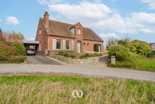 In een privaat straatje met enkel plaatselijk verkeer bevindt zich deze ruime gezinswoning op een perceel van maar liefst 1026 m². De tuin biedt open zichten op het achterliggend agrarisch gebied en garandeert maximale privacy en onvergetelijke zonsondergangen.<br /><br />Indeling:<br />-GLV: Binnen treft u een lichtrijke leefruimte, verdeeld in een zit- en eetgedeelte met aansluitend de ruime keuken. Op het gelijkvloers bevinden zich bovendien ook nog een volwaardige slaapkamer, ideaal voor levenslang wonen of extra flexibiliteit. Verder is er nog een ruime berging. <br />-1stV: De eerste verdieping telt drie slaapkamers, een recent vernieuwde badkamer en een mezzanine bureau ruimte met opening naar de leefruimte voor een maximaal ruimtelijk gevoel en lichtinval. Perfect voor thuiswerk of hobbyruimte.<br /><br />Buiten vormt de tuin een absolute troef, aangevuld met een afzonderlijk bijgebouw (atelier/opslag) en een carport die plaats biedt aan twee wagens.<br />Deze solide woning combineert comfort, volume en een rustige ligging. Een ideale opportuniteit voor wie ruimte en toekomstmogelijkheden zoekt in het groen.<br /><br />Zou je in deze woning willen thuiskomen? Maak snel een afspraak en kom ze zelf ontdekken.